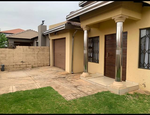 3 BEDROOM HOUSE FOR SALE IN PROTEA GLEN